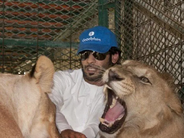 Humaid AlBuQaish conseguiu 250 mil seguidores no site de compartilhamento de fotos Instagram após abusar da imagem de animais selvagens (Foto: Reprodução)