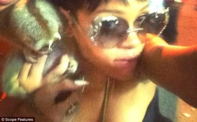 Encontro de perto: Rihanna postou uma foto de si mesma com um loris lento na Tailândia há dois meses.