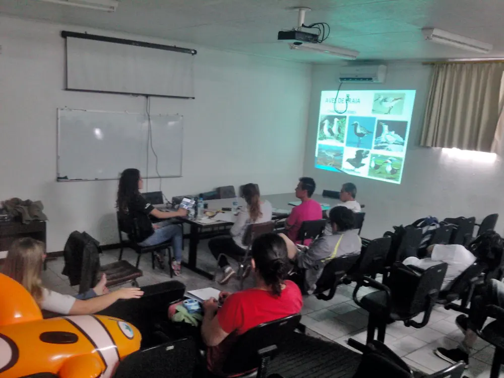 Professora Priscila ministrando a parte teórica do curso. (Foto: Rodrigo Marques)