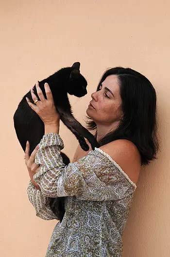 A protetora Alessandra Toledo chegou a perder oito animais para a leucemia felina antes de saber da existência da vacina. (Foto: Divulgação)