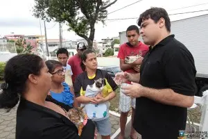 O veterinário Fabrício Pagani dando instruções aos moradores. Foto: Divulgação/Prefeitura de Cariacica