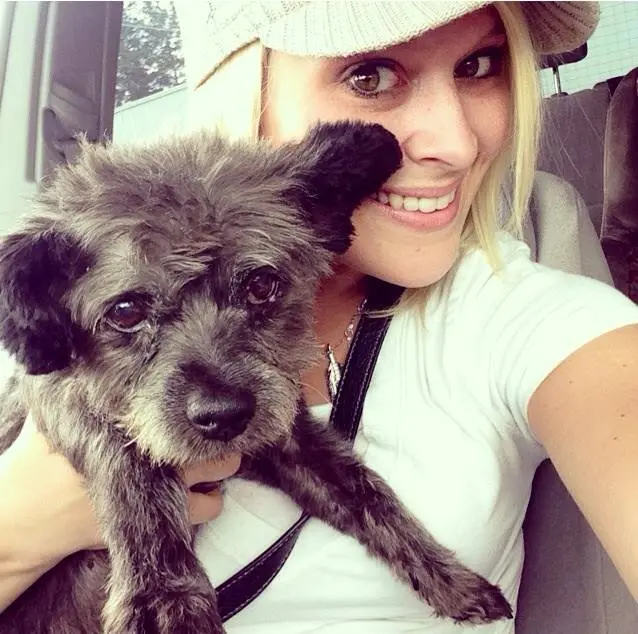 Nicole adotou o cão Chester. (Foto: Reprodução / Facebook) 
