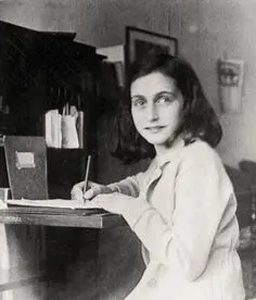 Anne Frank ficou escondida em sotão com outras pessoas e um gato. Foto: Domínio público web