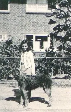 Anne Frank com cachorro anos antes de ter que viver em esconderijo. Foto: Domínio público web