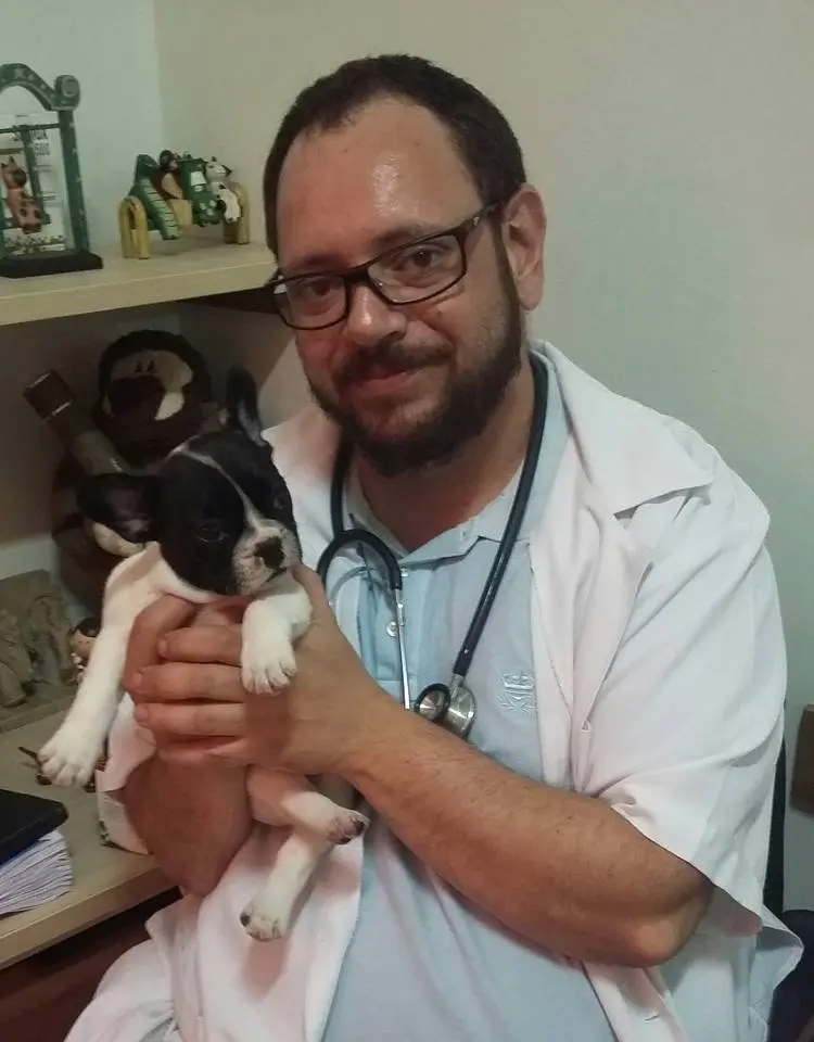 O veterinário Daniel Martins condena as injeções anticoncepcionais. Foto: Arquivo pessoal