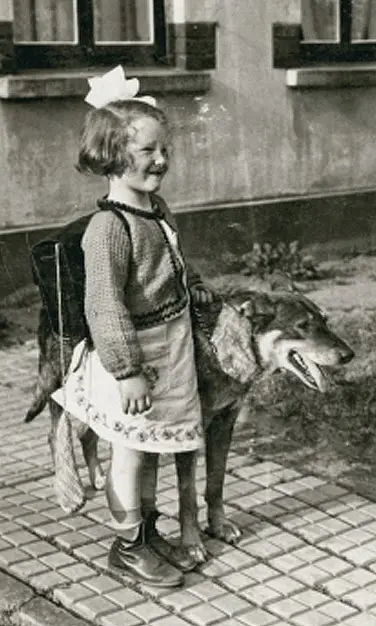 Garota judia e cachorro. Foto do arquivo do blog "ofthingsforgotten"