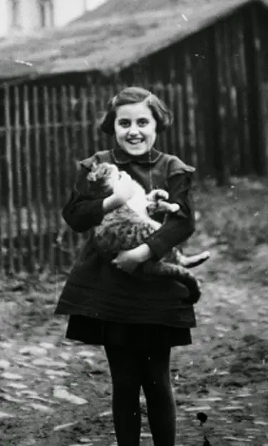 Garota judia segura gato. Foto do arquivo do blog "ofthings forgotten"