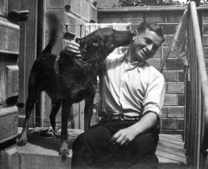 Judeu feliz com seu cachorro. Foto do arquivo do blo "ofthingsforgotten"