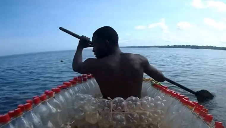 Barco feito com garrafas de plástico