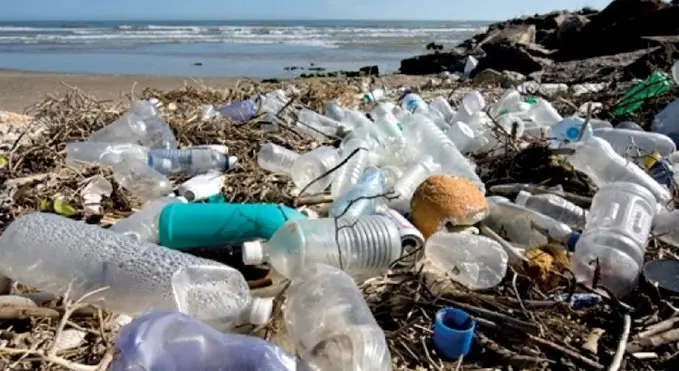 Resíduos plásticos em praia