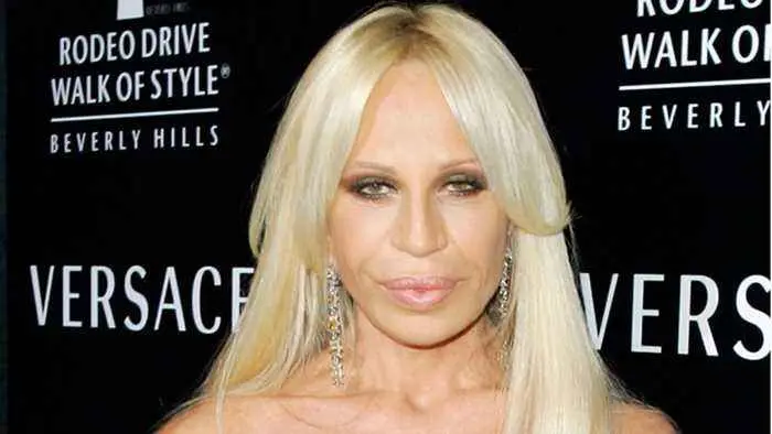 Donatella Versace declara que não é a favor da exploração de pele animal para fabricação de artigos de moda.