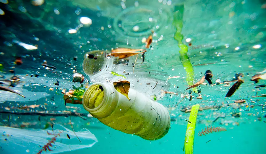 A poluição é tamanha em determinadas áreas do mar que manchas de plástico são tão grandes quando países inteiros. (Foto: Christophe Launay)