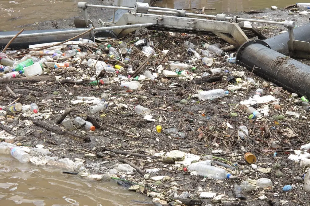 Água poluída por contado lixo descartado erroneamente.