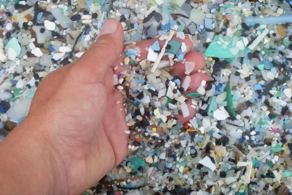 Microplásticos são drenados do mar todos os anos.