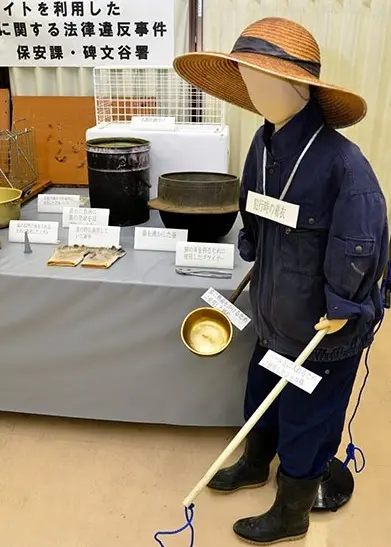 Manequim ilustra uso de instrumentos de tortura e crueldade contra animais apreendidos pela polícia |Foto: Asahi Shimbun