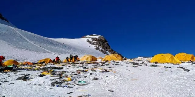 Graças ao despejo de lixo dos turistas o Monte Everest tornou-se um grande lixão