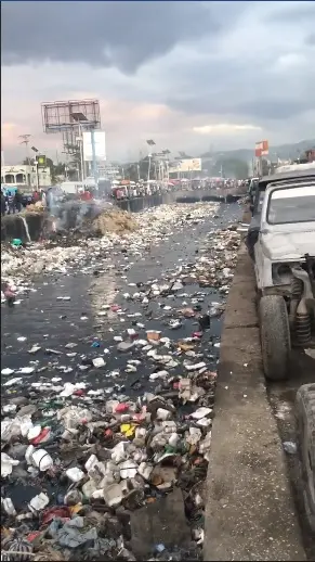 O rio haitiano está completamente cheio de lixo plástico 