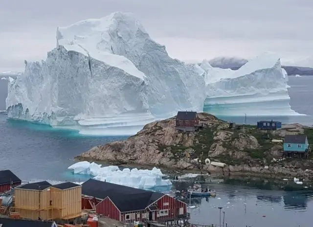 Um iceberg de 100 metros de altura aproxima-se de um pequeno vilarejo de Innaarsuit, na costa oeste da Groenlândia, e provoca preocupação.