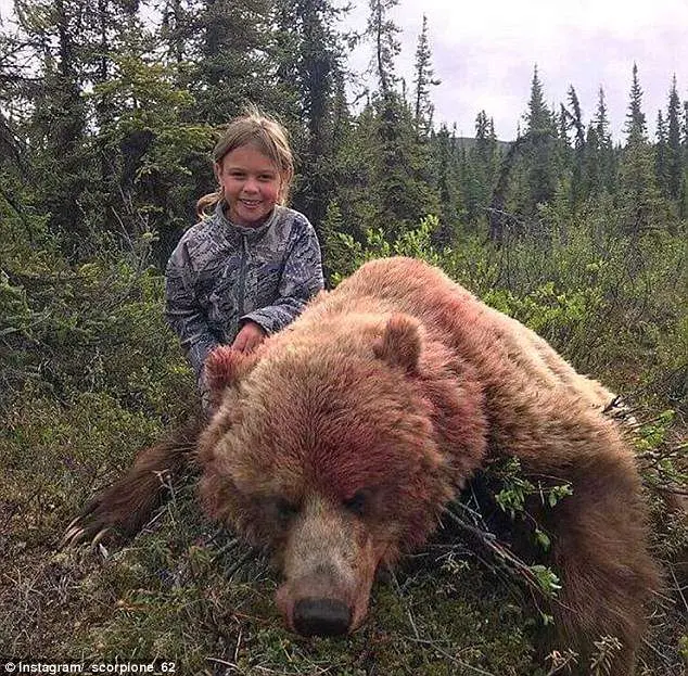 Abrey, 9 anos, em seu primeiro assassinato de urso pardo no Alaska, "Nós estamos apenas começando", diz o pai | Foto: Instagram