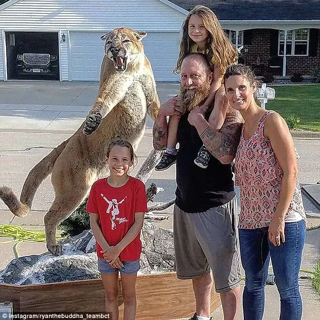 O caçador Ryan, de Wisconsin, posta foto de sua família ao lado de um leão da montanha empalhado com a legenda: "As meninas queriam o novo gato" | Foto: Instagram