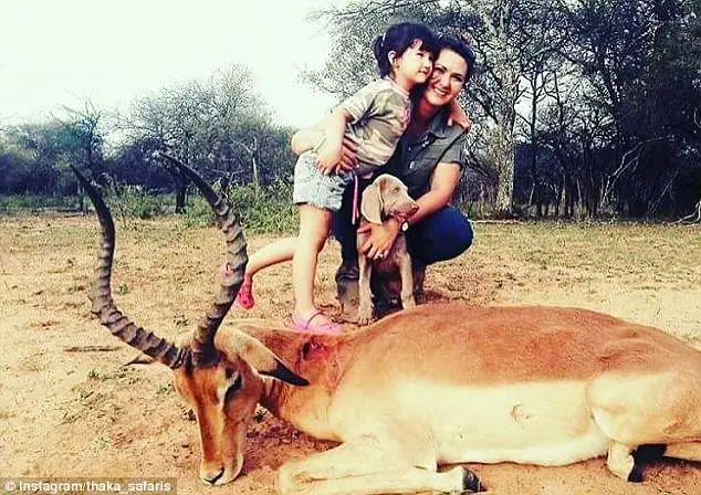 Mãe e filha ao lado do cadáver de um Impala morto na província de Limpopo na África do Sul | Foto: Instagram