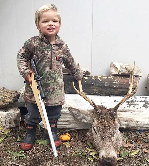 O caçador Lee Murray posta a foto do filho Zeb ao lado de um cervo morto e o chama de pequena lenda | Foto: Instagram