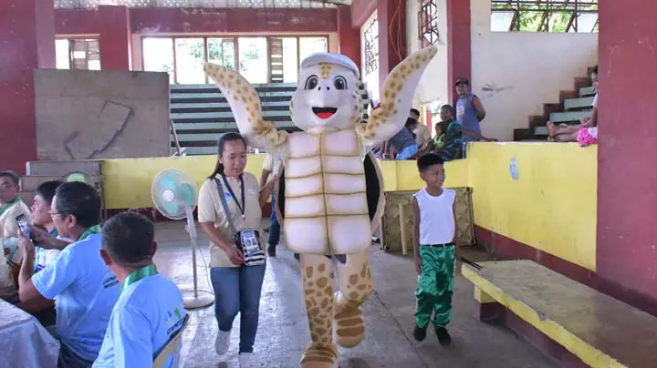 O mascote Pawi interage com crianças