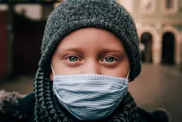 Imagem de criança usando máscara