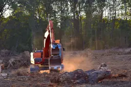 Imagem de máquina derrubando árvores