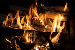 Imagem de fogo queimando madeira