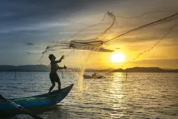 Imagem de pescador lançando rede ao mar