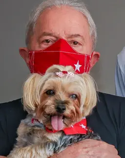 na foto, o ex-presidente Lula e a cachorra Sofia