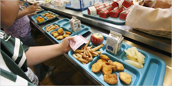 Alimentos processados estão sendo banidos de escolas americanas.
